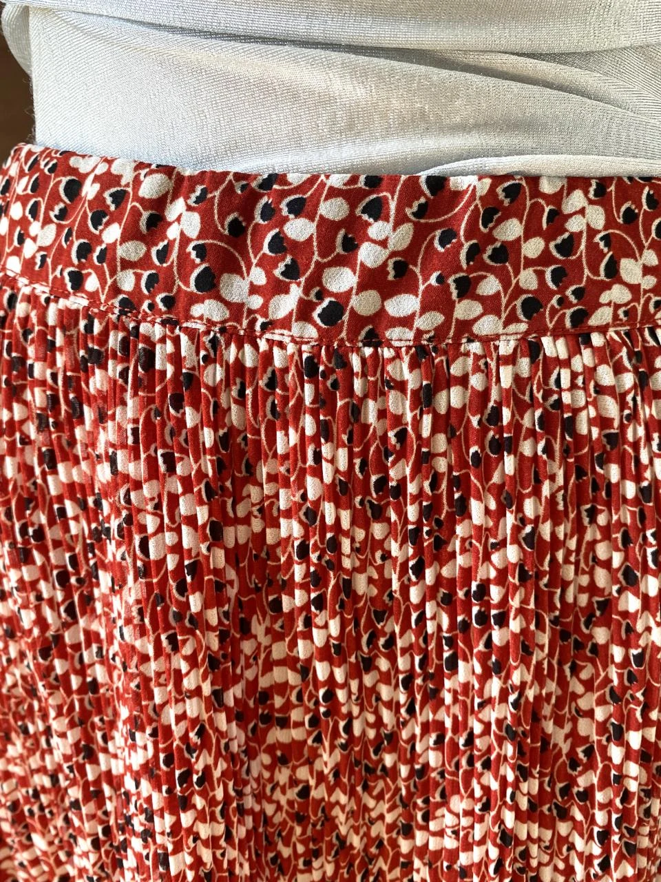 Bonobo pleated skirt size 36 – Red with graphic print, fluid and elegant – photo 2